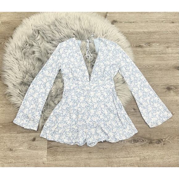 OLIVACEOUS Women's Dusty Blue-White Floral Deep V Jumpsuit Romper‎ Size Medium - Picture 1 of 3
